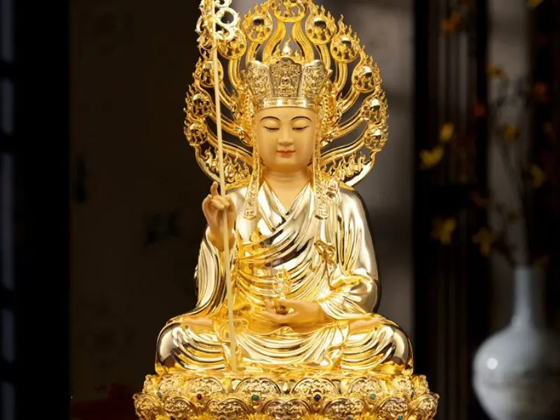 Características de fundição de estátuas de divindades budistas.