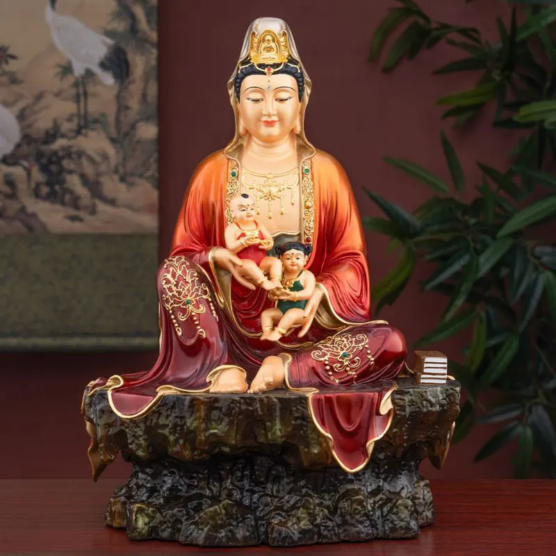 Criança no altar da família dando estátua do Bodhisattva Guanyin